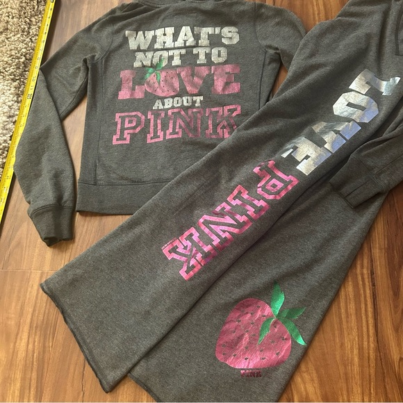 Victoria's Secret Pants - 🍓🍓Adorable Y2K Victoria’s Secret Pink Strawberry set Hoodie sweat pants